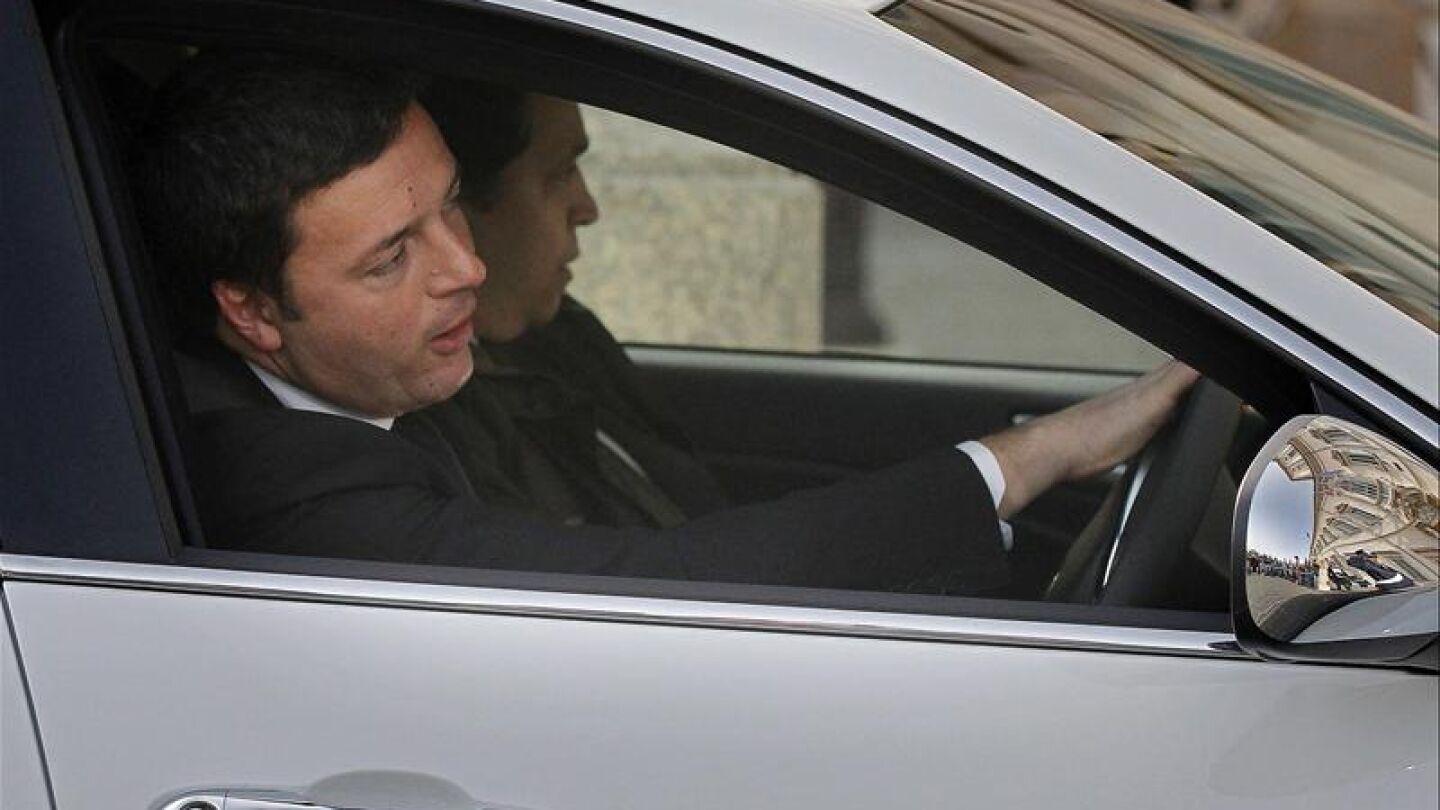 Matteo Renzi conduce su veh&iacute;culo