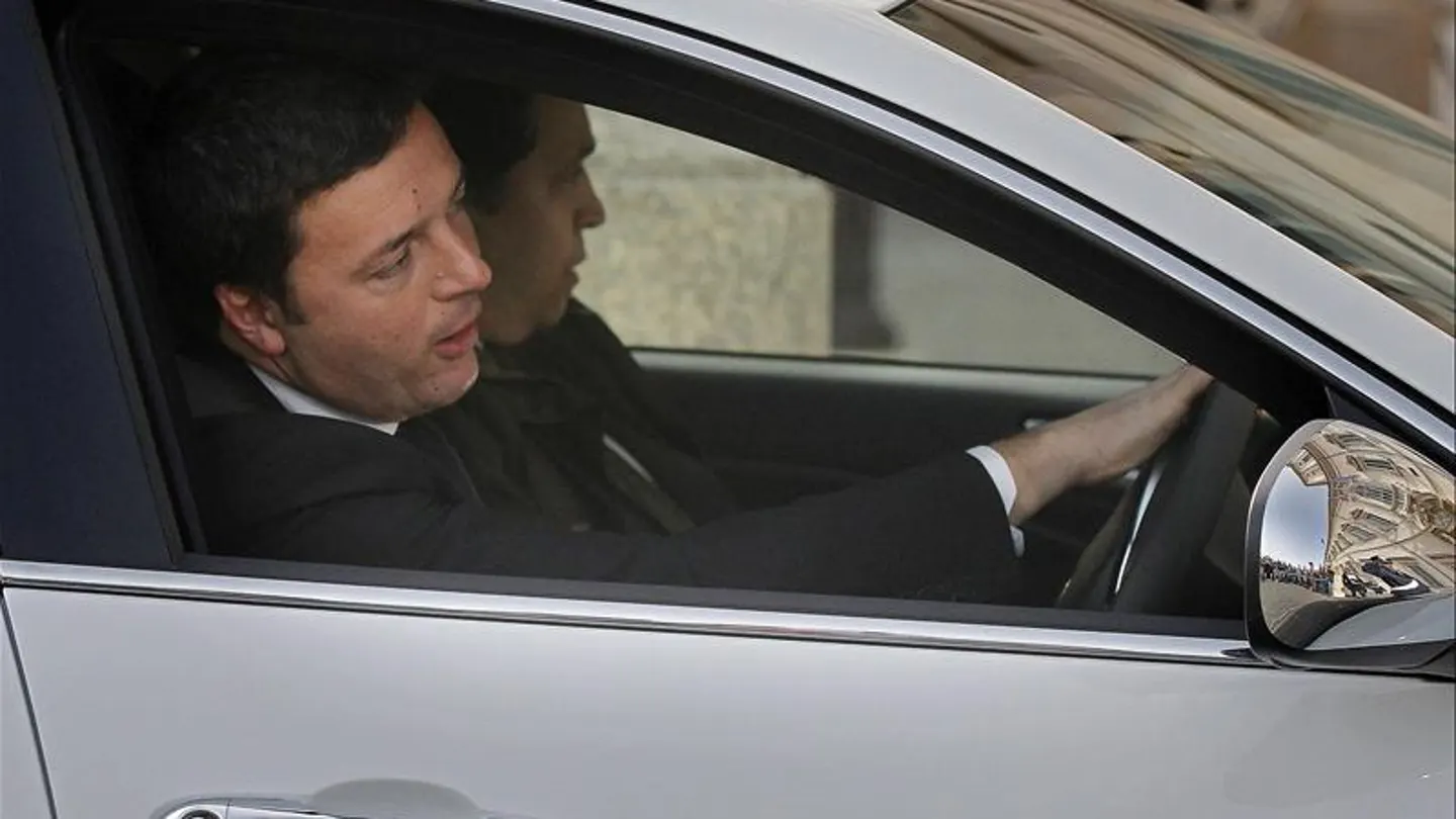 Matteo Renzi conduce su vehículo Matteo Renzi conduce su vehículo
