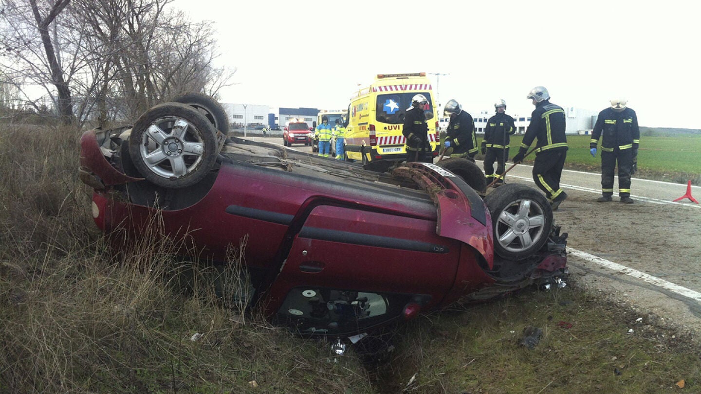 Accidente de tr&aacute;fico en Alcal&aacute; de Henares, en el que un hombre falleci&oacute; tras salirse de la v&iacute;a