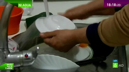 Una mujer lava los platos Una mujer lava los platos