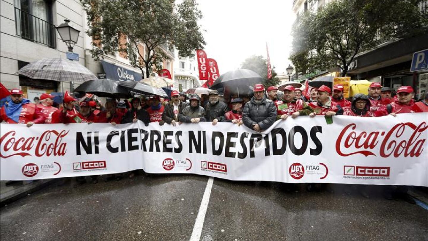 Trabajadores de Coca-cola manifest&aacute;ndose contra los despidos