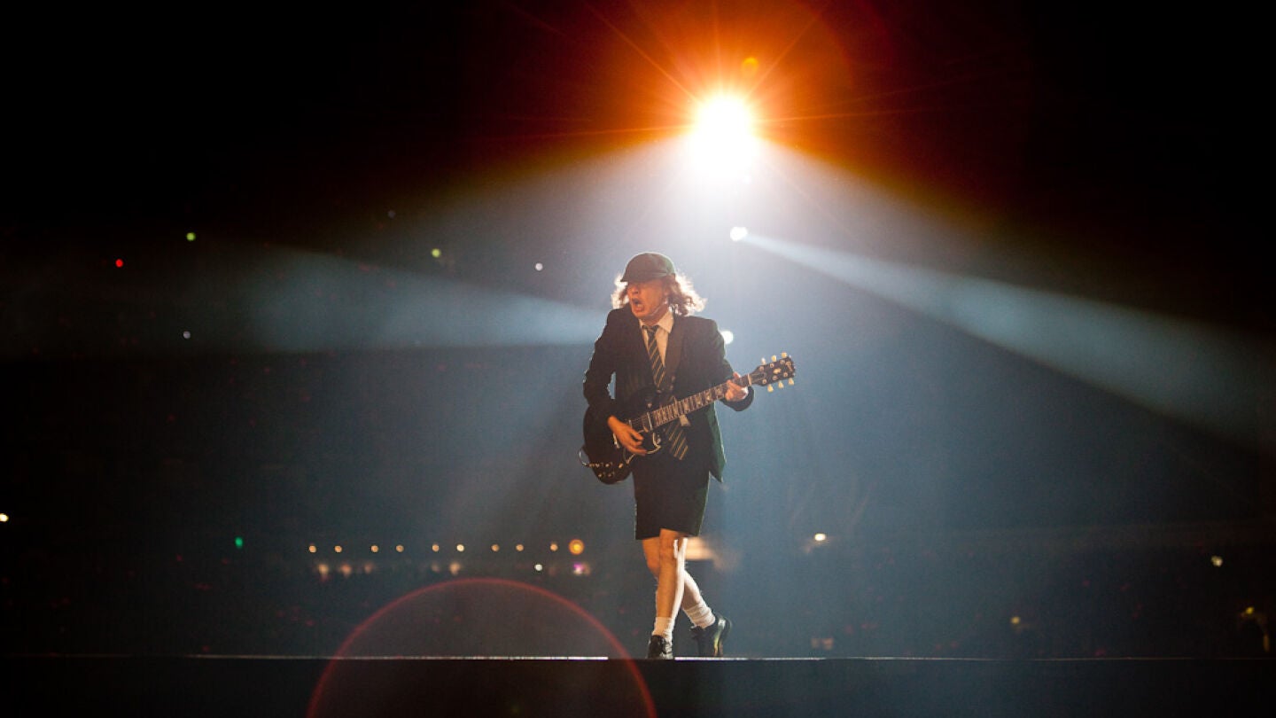 Angus Young en un concierto de la &uacute;ltima gira