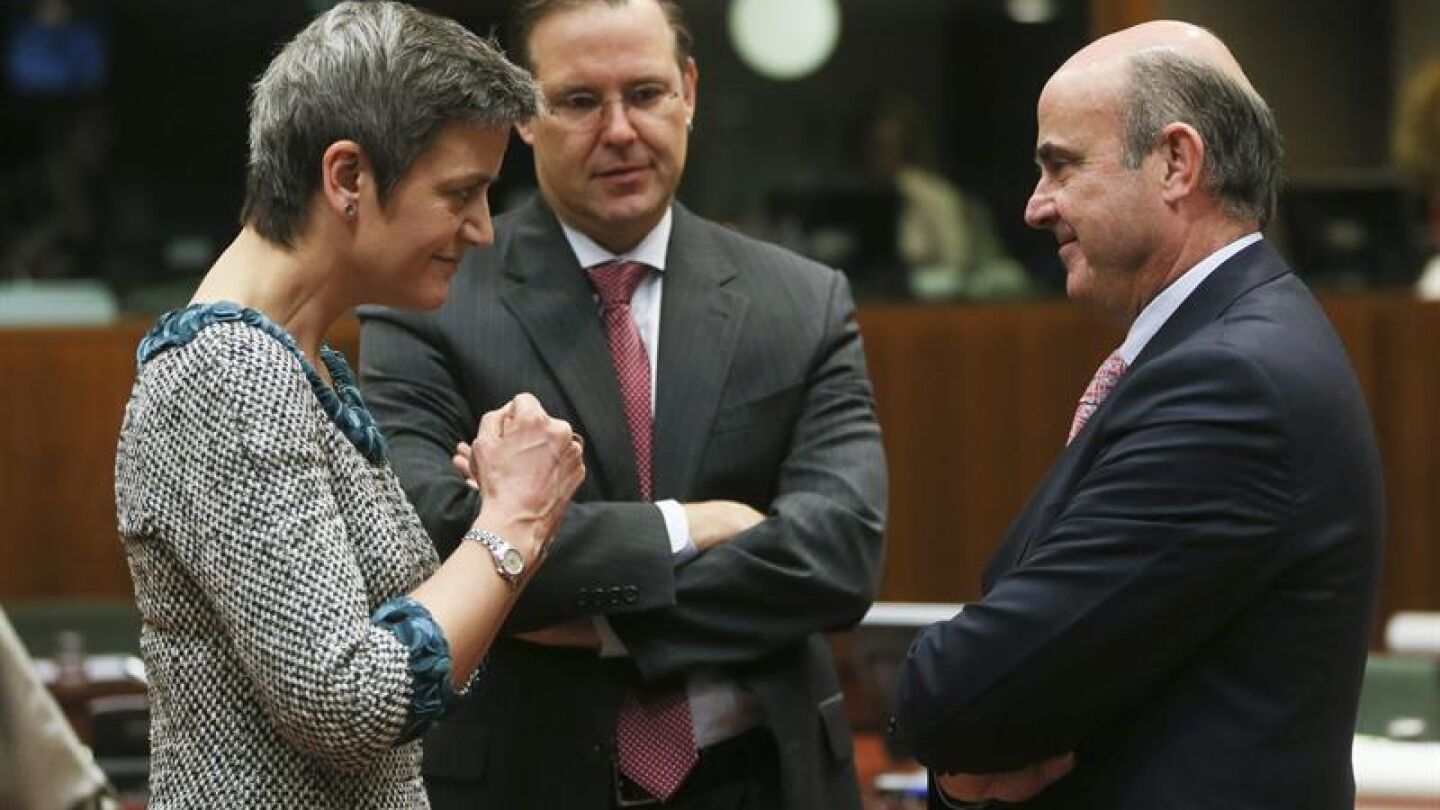 Los ministros de Econom&iacute;a Margrethe Vestager, Anders Borg y Luis de Guindos, conversan en Bruselas.