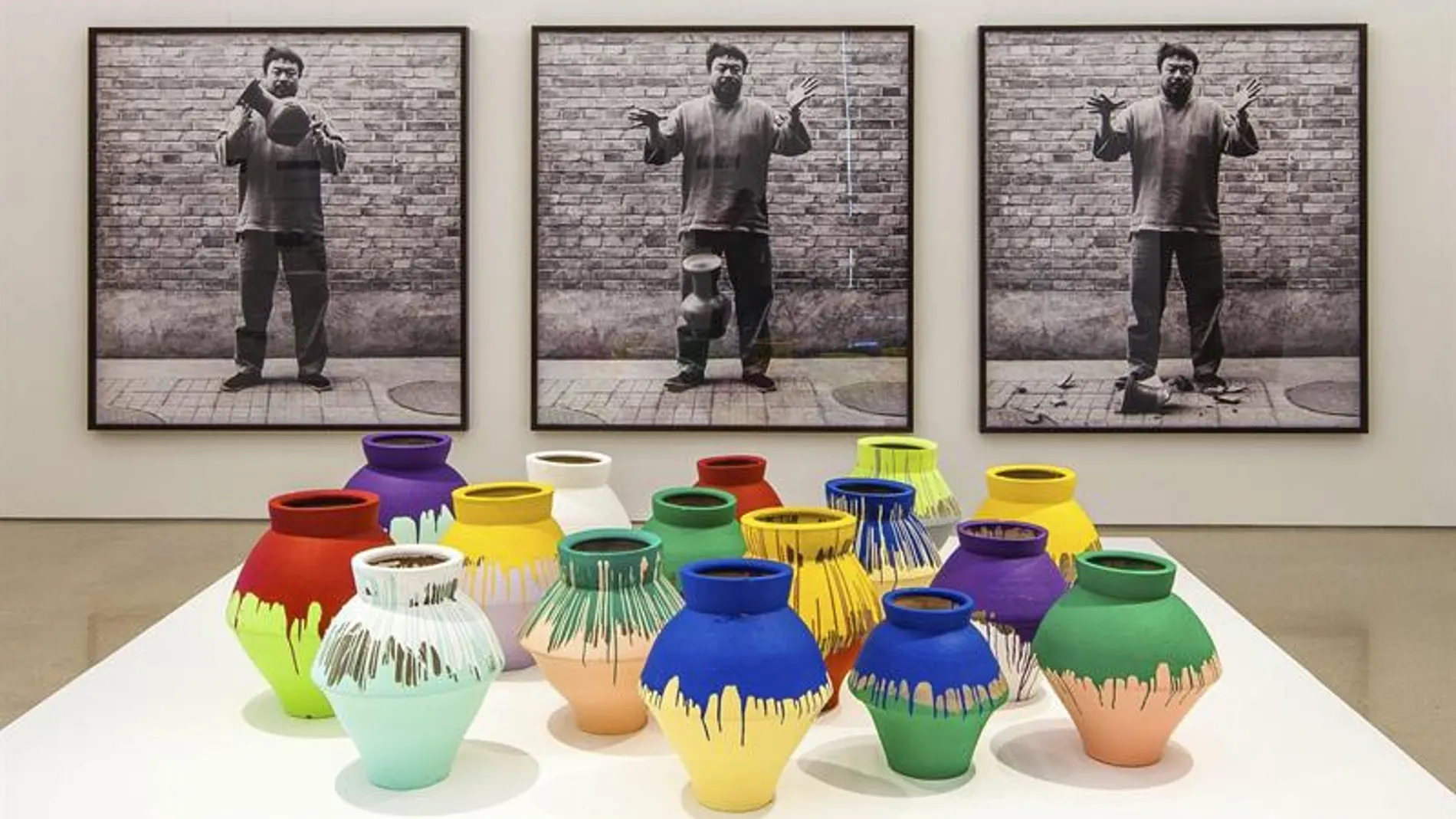 Un artista rompe un jarrón de Ai Weiwie valorado en  un millón de dólares