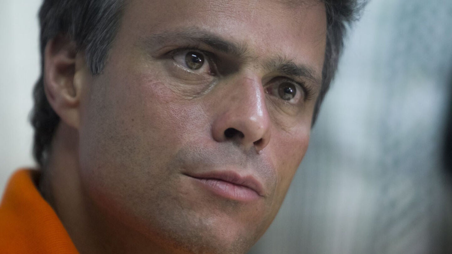 L&oacute;pez se entrega a la Guardia Nacional venezolana