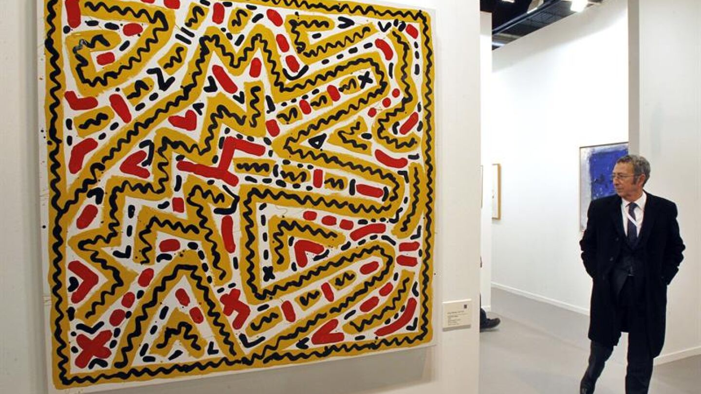 Un hombre pasa ante la obra "Untitlet" de Keith Haring que se podr&aacute; contemplar en ARCO