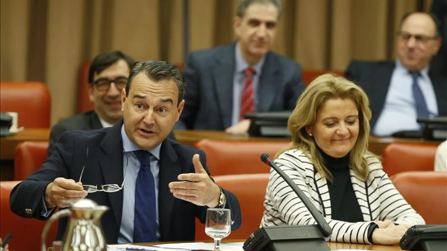 Los diputos del PP, Agustín Conde y María Jesús Bonilla, durante el debate de la reforma del Estatuto de Castilla-La Mancha. Los diputos del PP, Agustín Conde y María Jesús Bonilla, durante el debate de la reforma del Estatuto de Castilla-La Mancha.