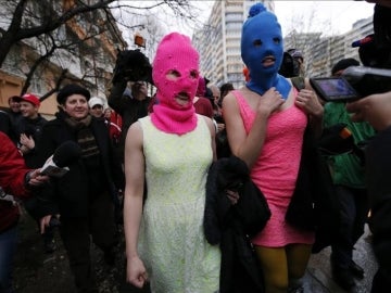 Atacan a las Pussy Riot con gas pimienta en Sochi Atacan a las Pussy Riot con gas pimienta en Sochi