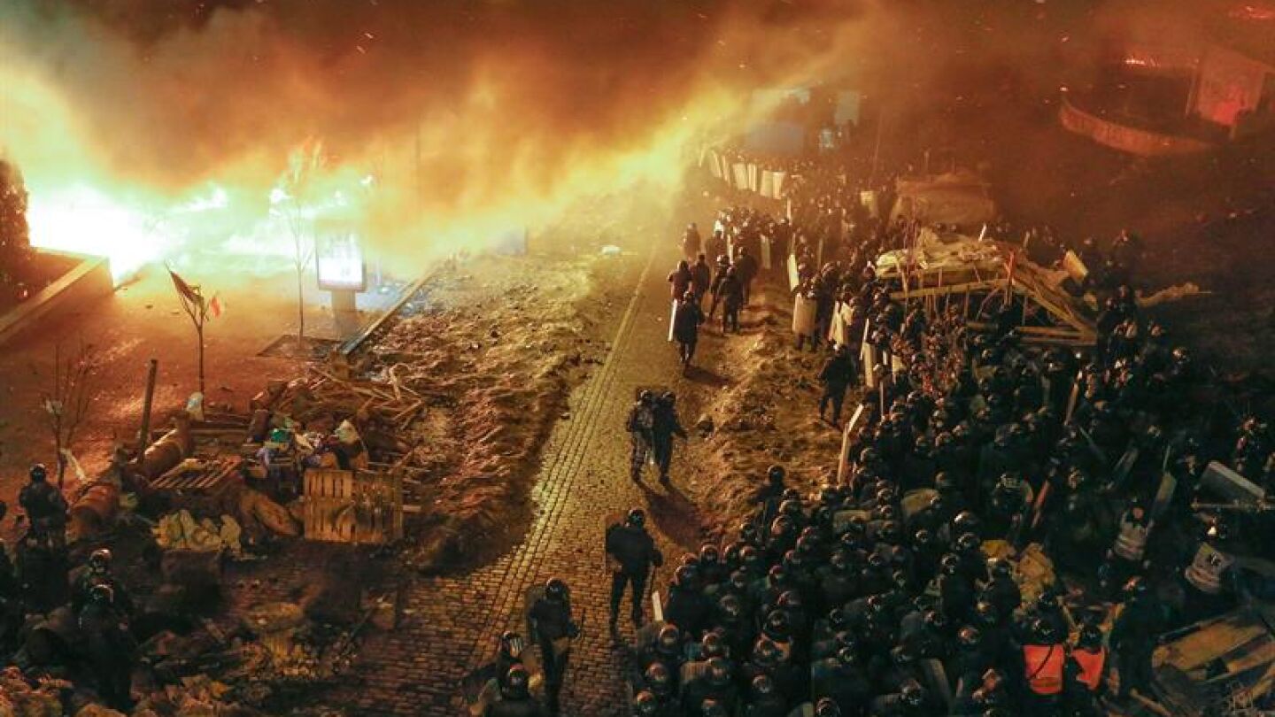 Polic&iacute;as antimotines forman en la Plaza de la Independencia de Kiev