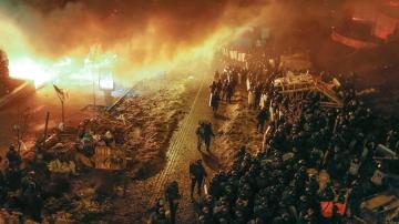 Policías antimotines forman en la Plaza de la Independencia de Kiev