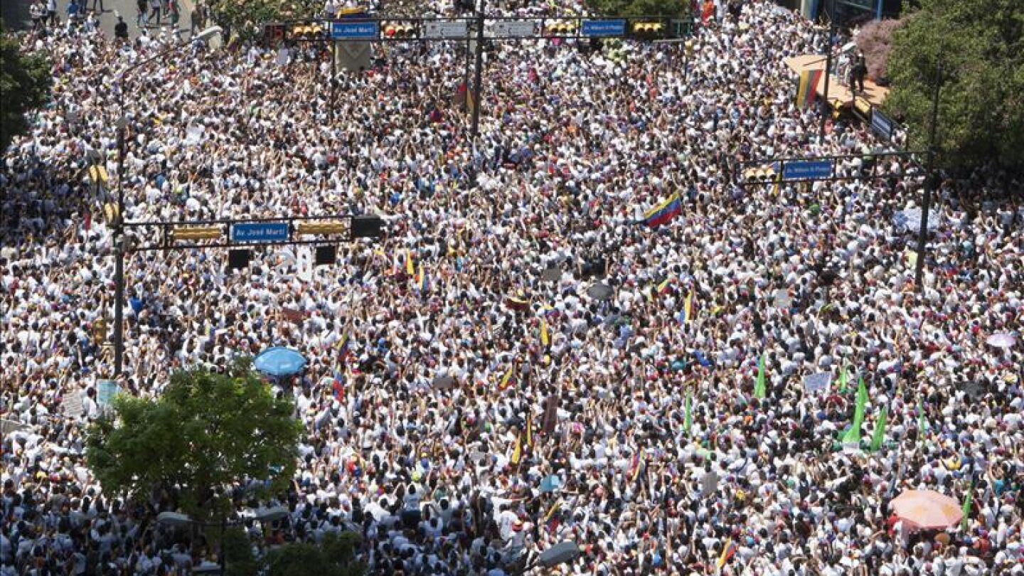 Leopoldo L&oacute;pez recibe el apoyo de sus seguidores frente al Palacio de Justicia 