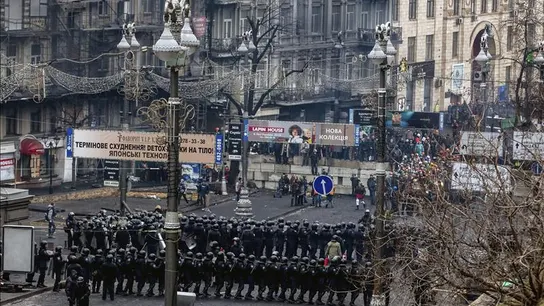 Policías antidisturbios hacen barrera en una calle que lleva a la sede del gobierno y al Parlamento en Kiev Policías antidisturbios hacen barrera en una calle que lleva a la sede del gobierno y al Parlamento en Kiev