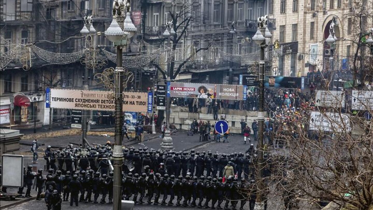 Polic&iacute;as antidisturbios hacen barrera en una calle que lleva a la sede del gobierno y al Parlamento en Kiev 