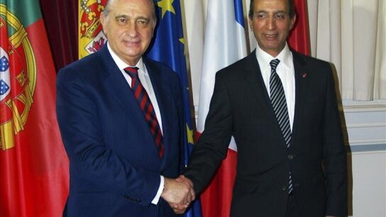 Jorge Fern&aacute;nez D&iacute;az saluda a su hom&oacute;logo marroqu&iacute;, Mohamed Hassad