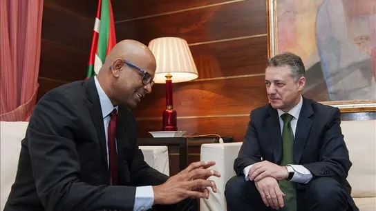 Iñigo Urkullu con Ram Manikkalingam Iñigo Urkullu con Ram Manikkalingam