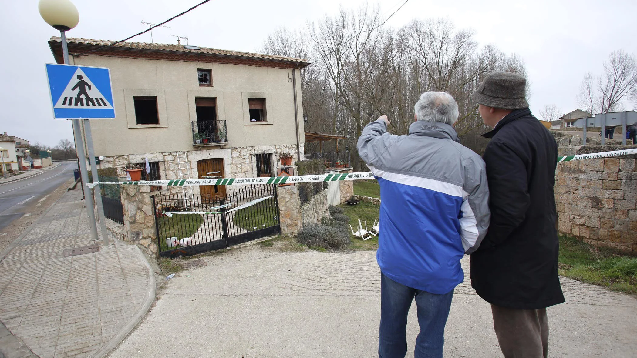 Vista de la casa rural situada en Tordómar (Burgos) en la que se ha producido un incendio Vista de la casa rural situada en Tordómar (Burgos) en la que se ha producido un incendio