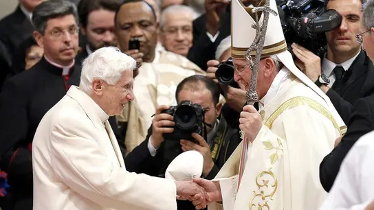 Ratzinger reaparece por sorpresa un año después de su renuncia Ratzinger reaparece por sorpresa un año después de su renuncia