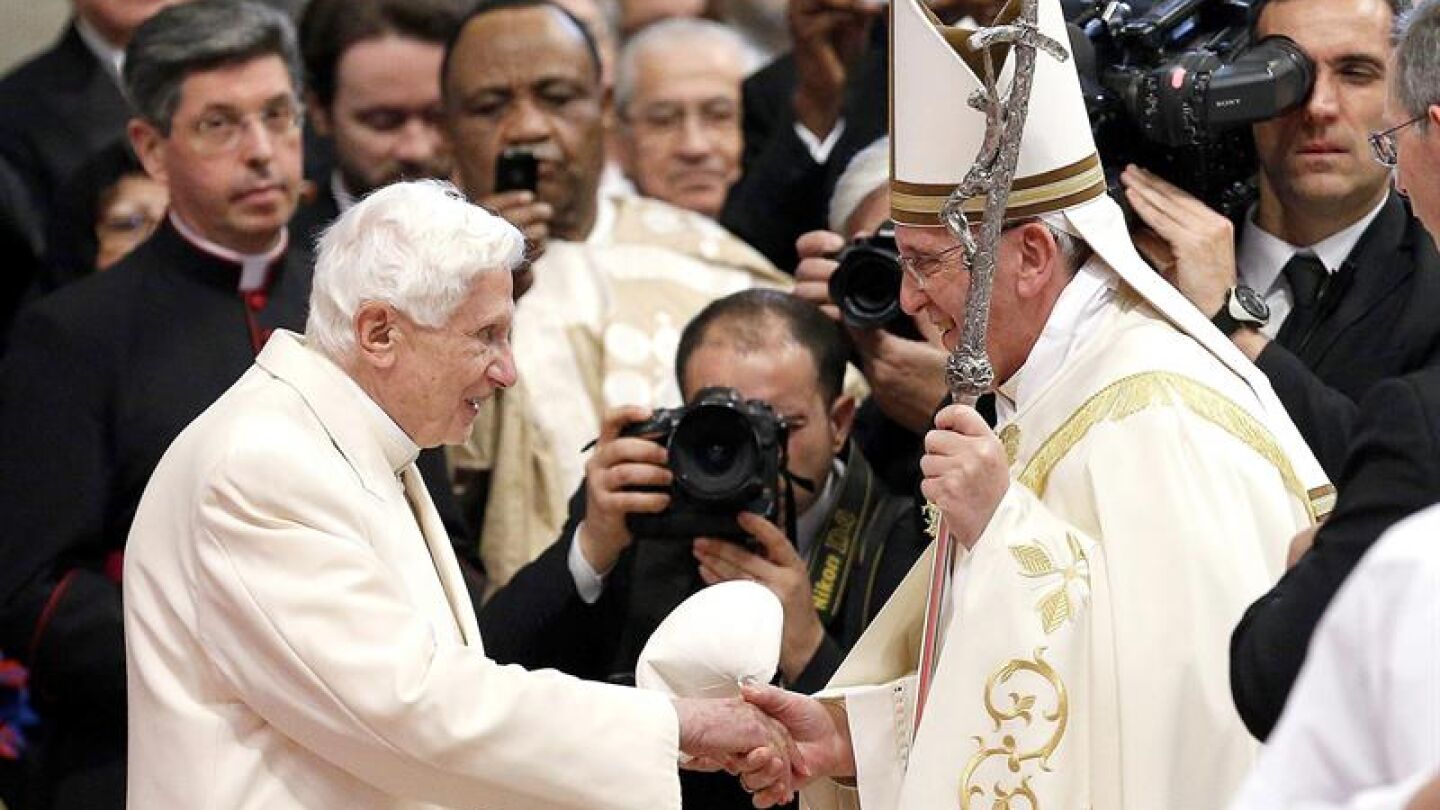 Ratzinger reaparece por sorpresa un a&ntilde;o despu&eacute;s de su renuncia