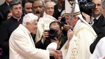 Ratzinger reaparece por sorpresa un año después de su renuncia