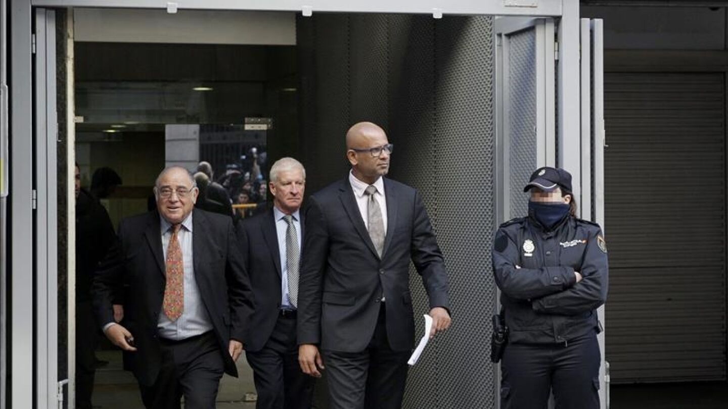 Los verificadores a su salida de la Audiencia Nacional tras comparecer ante el juez