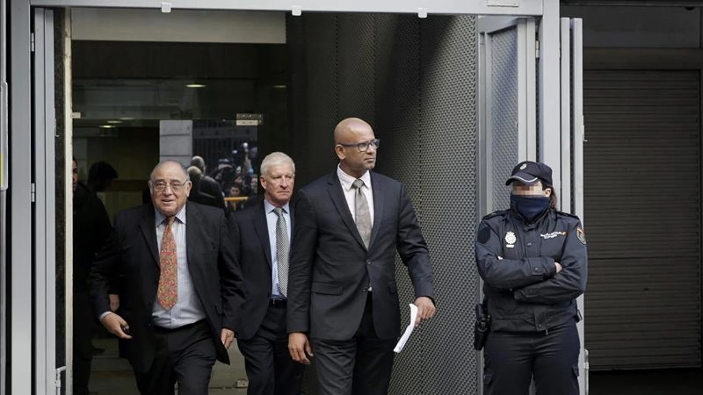Los verificadores a su salida de la Audiencia Nacional tras comparecer ante el juez Los verificadores a su salida de la Audiencia Nacional tras comparecer ante el juez