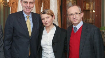 Tymoshenko junto al embajador de EEUU en Ucrania, Geoffrey R. Pyatt y el de la UE en Kiev, Jan Tombinski