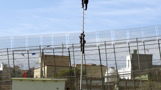Unos cien inmigrantes entran en Melilla tras un nuevo asalto a la valla Unos cien inmigrantes entran en Melilla tras un nuevo asalto a la valla