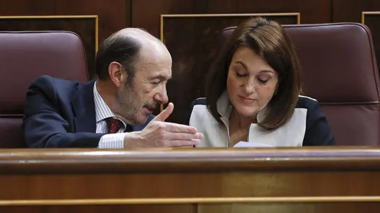 El secretario general del PSOE, Alfredo Pérez Rubalcaba, conversa con la portavoz del partido en el Congreso, Soraya Rodríguez. El secretario general del PSOE, Alfredo Pérez Rubalcaba, conversa con la portavoz del partido en el Congreso, Soraya Rodríguez.
