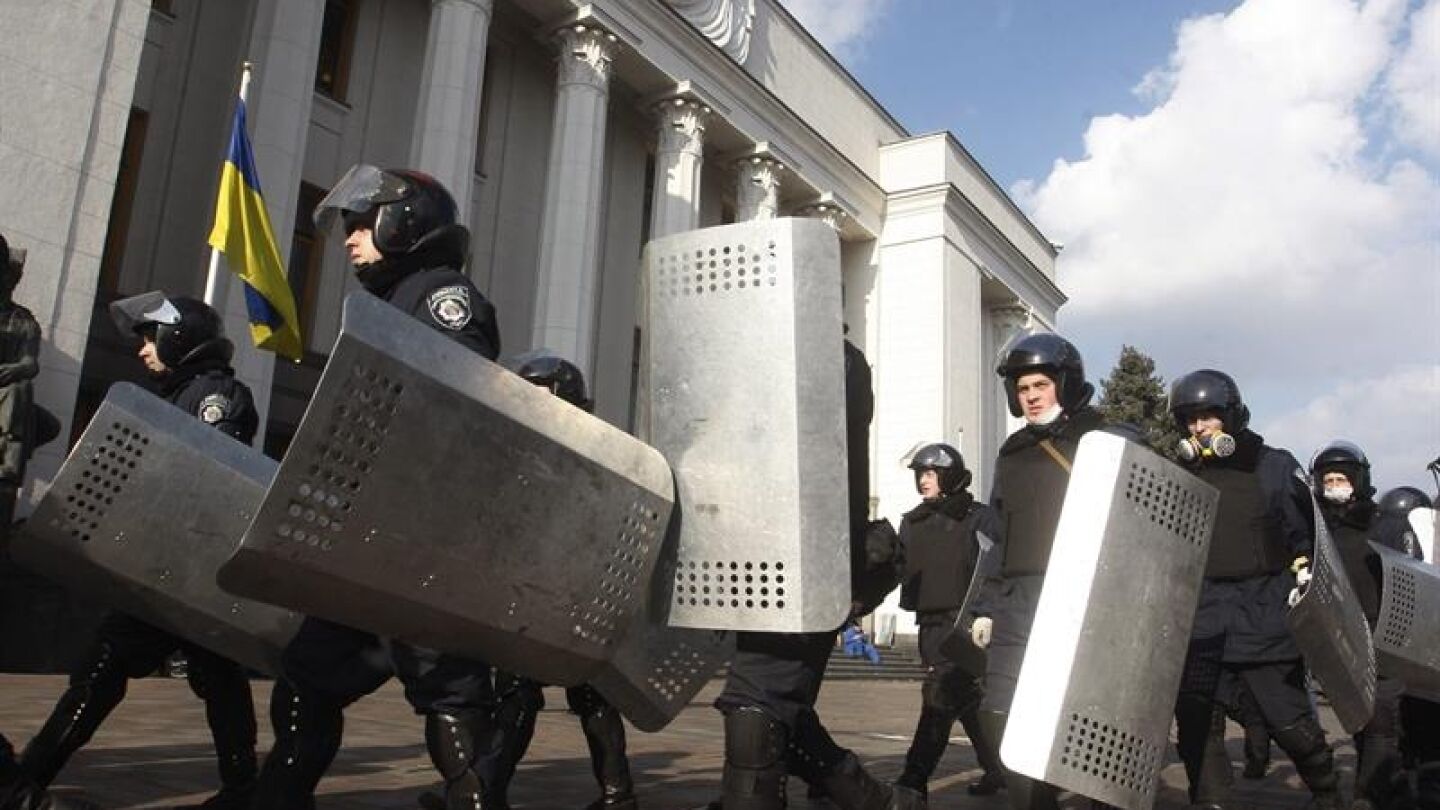 Antidisturbios ucranianos en las calles de Kiev