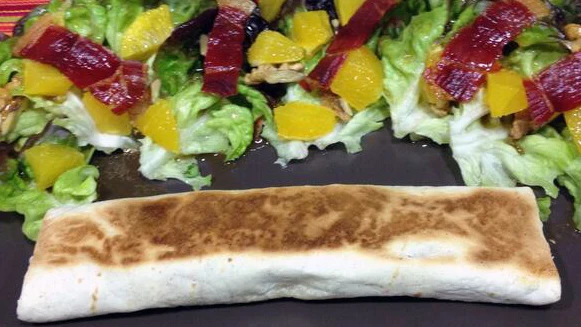 Pizza enrollada con ensalada de naranja y crujiente de jam&oacute;n