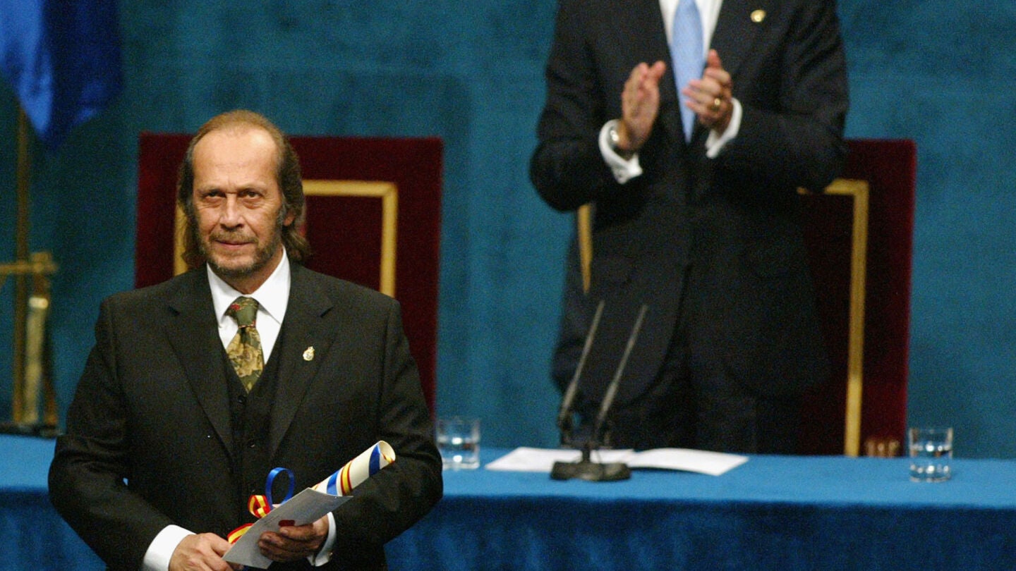 Paco de Luc&iacute;a recibe el Pr&iacute;ncipe de Asturias de las Artes en 2004