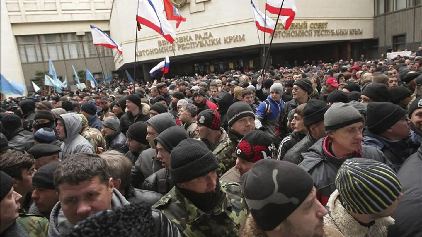 Un grupo armado toma las sedes del Parlamento y el Gobierno en Crimea Un grupo armado toma las sedes del Parlamento y el Gobierno en Crimea