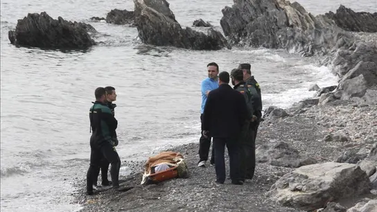 Depositan un cadáver en la costa de Ceuta tras recuperarlo Depositan un cadáver en la costa de Ceuta tras recuperarlo