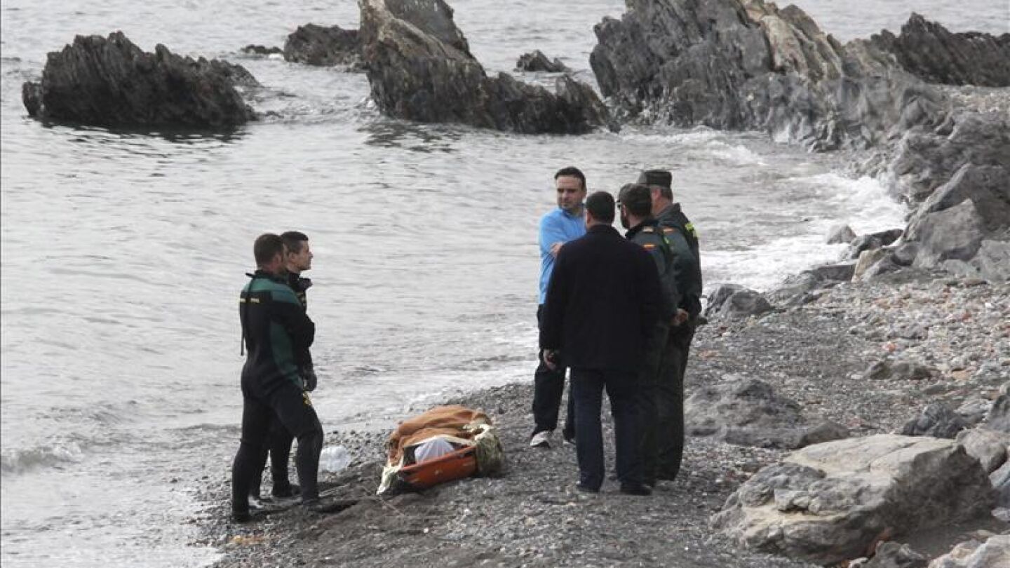 Depositan un cad&aacute;ver en la costa de Ceuta tras recuperarlo