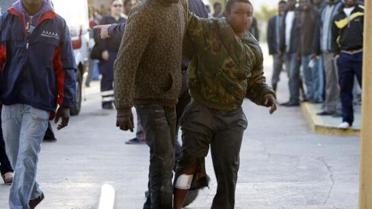 Mirelle se sostiene sobre uno de sus compa&ntilde;eros