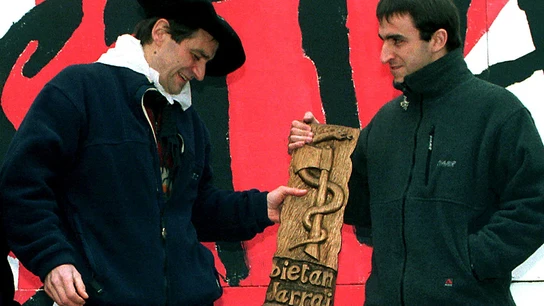 Egoitz Urrutikoetxea, a la derecha, junto a su padre, Josu Ternera Egoitz Urrutikoetxea, a la derecha, junto a su padre, Josu Ternera