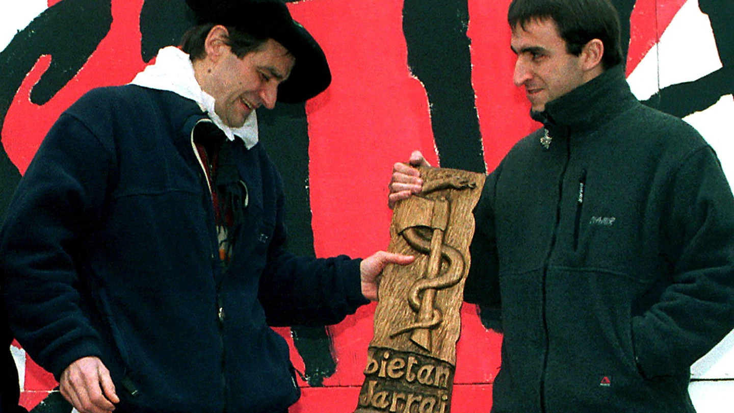 Egoitz Urrutikoetxea, a la derecha, junto a su padre, Josu Ternera Egoitz Urrutikoetxea, a la derecha, junto a su padre, Josu Ternera