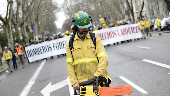 "Marcha de fuego" contra la precariedad laboral de los bomberos forestales "Marcha de fuego" contra la precariedad laboral de los bomberos forestales