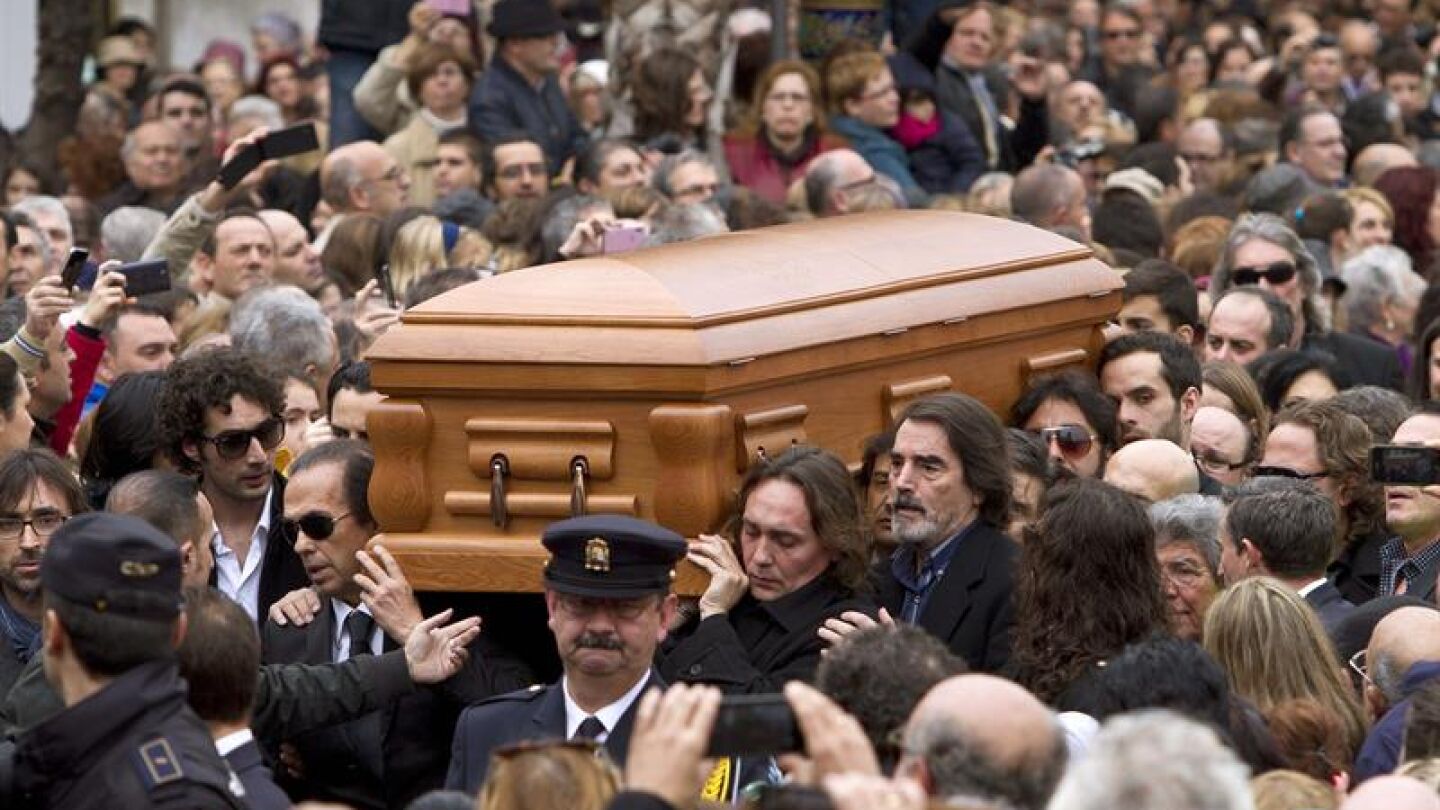 Amigos y familiares portan a hombros el f&eacute;retro con los restos mortales de Paco de Luc&iacute;a