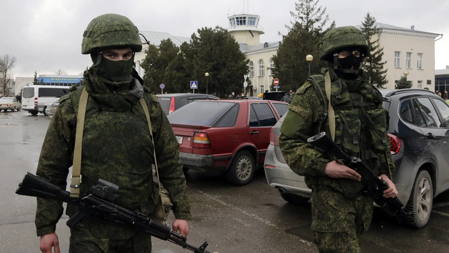 Hombres sin identificar vestidos de militares en Crimea