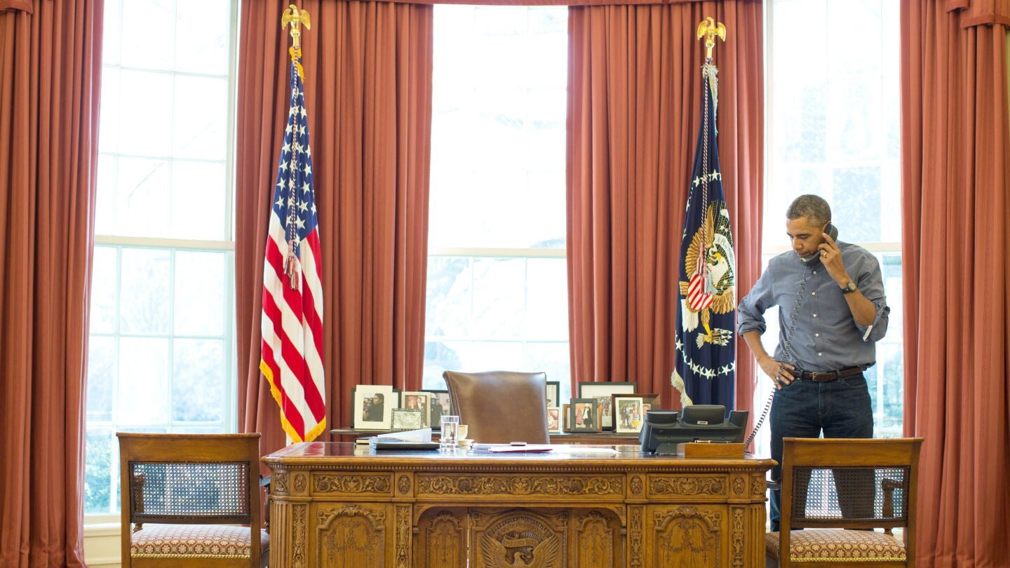 Obama pide a Rusia que repliegue a sus tropas en Crimea
