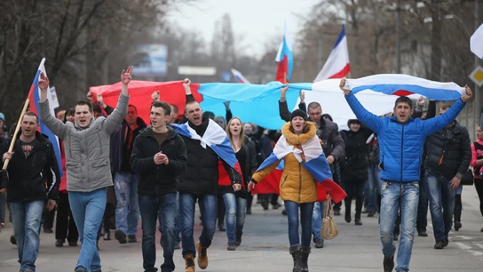 Simpatizantes prorrusos lucen los colores de la bandera de Crimea Simpatizantes prorrusos lucen los colores de la bandera de Crimea
