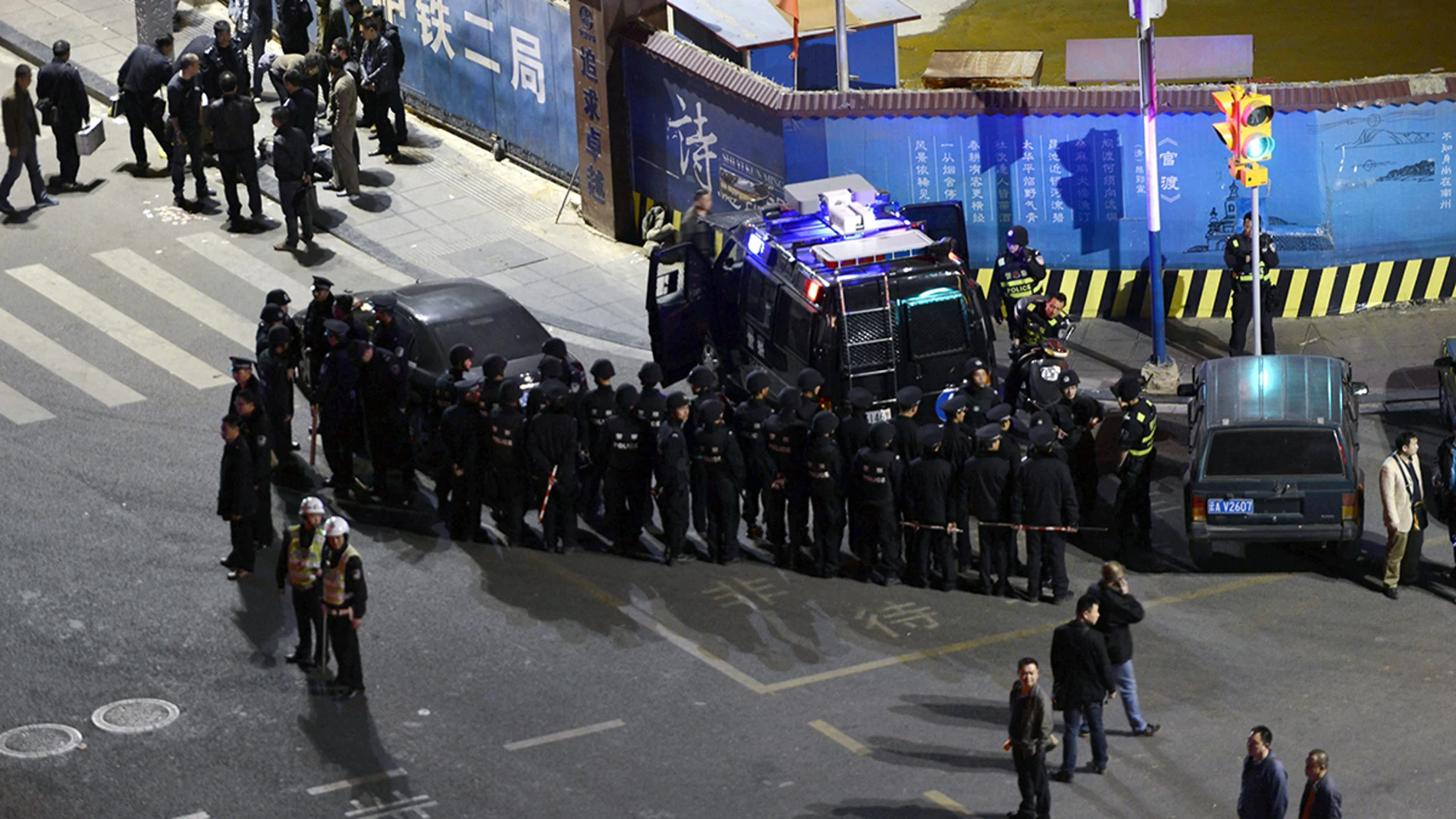 Policía en la estación de tren de Kunming tras el ataque