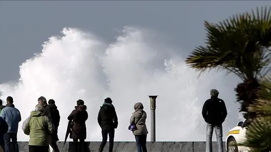 Una ola rompe en el paseo marítimo de San Sebastián Una ola rompe en el paseo marítimo de San Sebastián