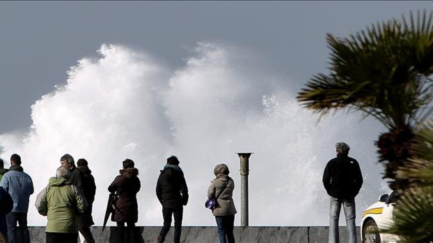 Una ola rompe en el paseo mar&iacute;timo de San Sebasti&aacute;n