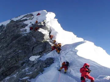 Un grupo de escaladores asciende a la cima del Everest. Un grupo de escaladores asciende a la cima del Everest.