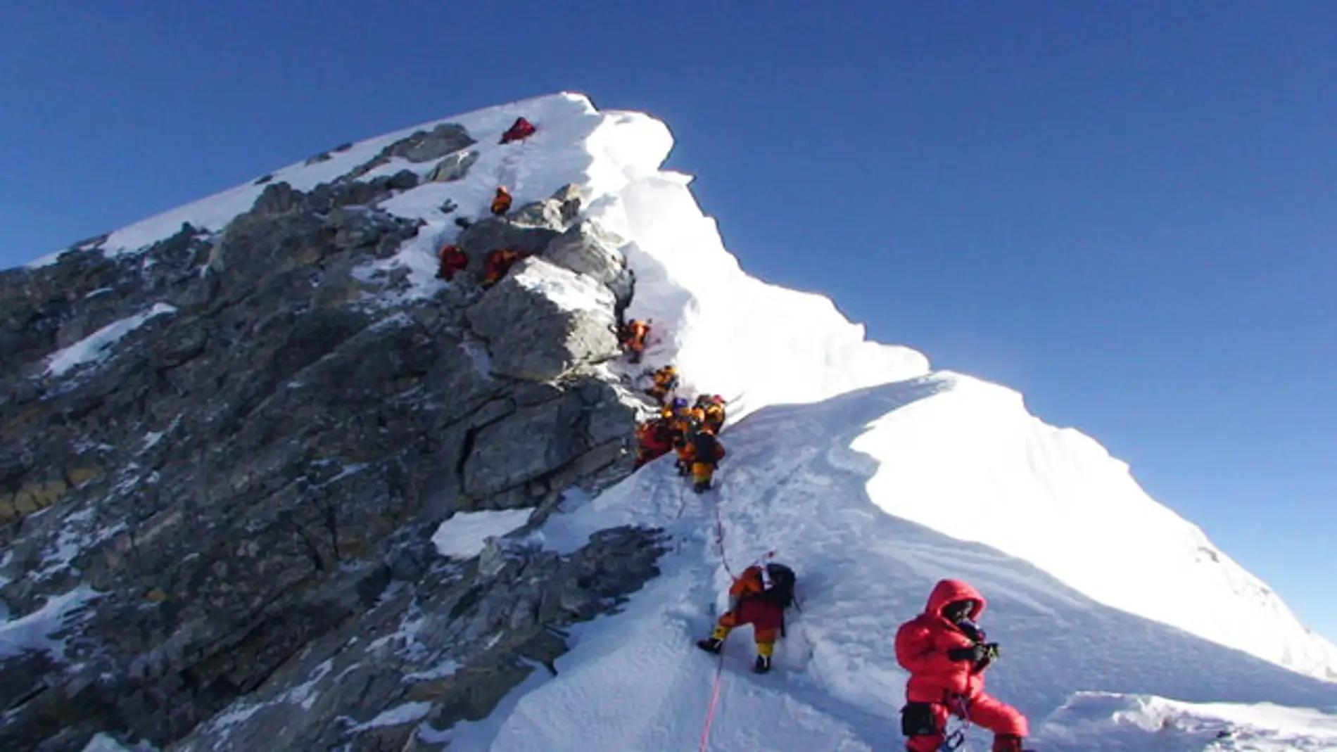Un grupo de escaladores asciende a la cima del Everest.
