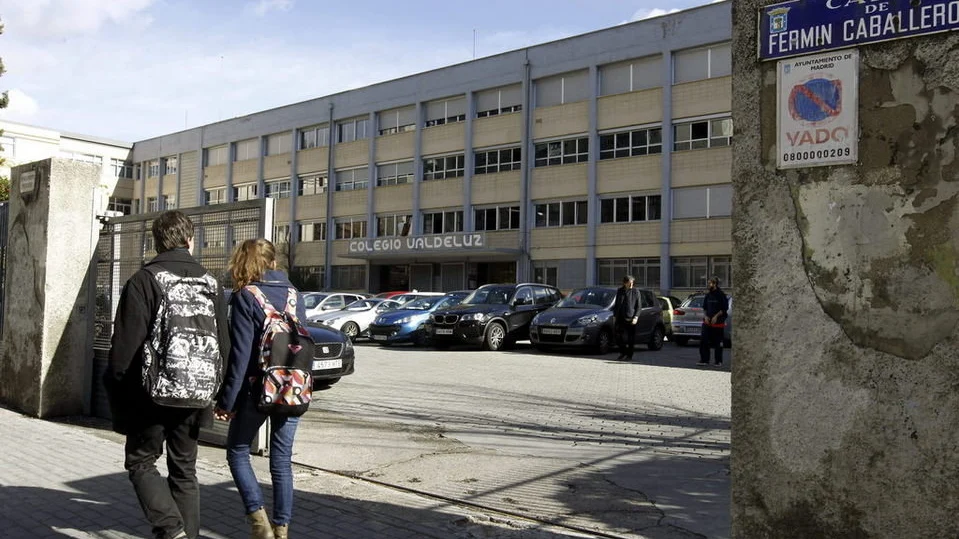Fachada de la entrada principal del colegio Valdeluz