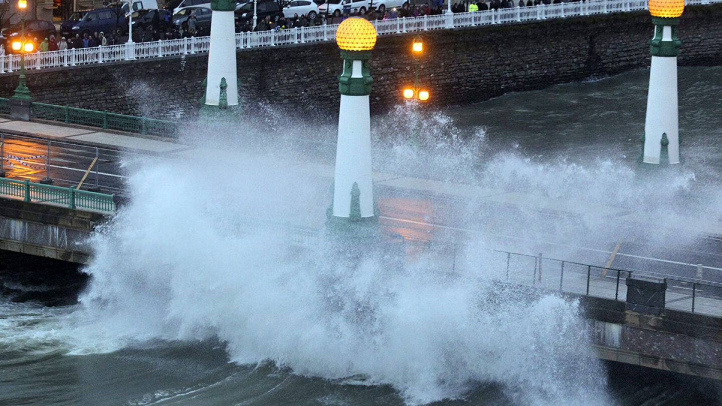 Grandes olas rompen contra el puente del Kursaal de la capital donostiarra.