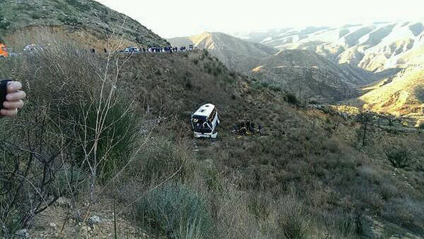 Autobús accidentado cerca de Dos Aguas Autobús accidentado cerca de Dos Aguas